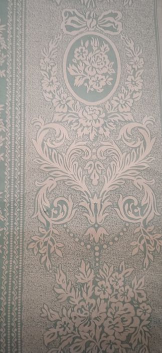 Продам красивые обои салатового цвета с рисунком.