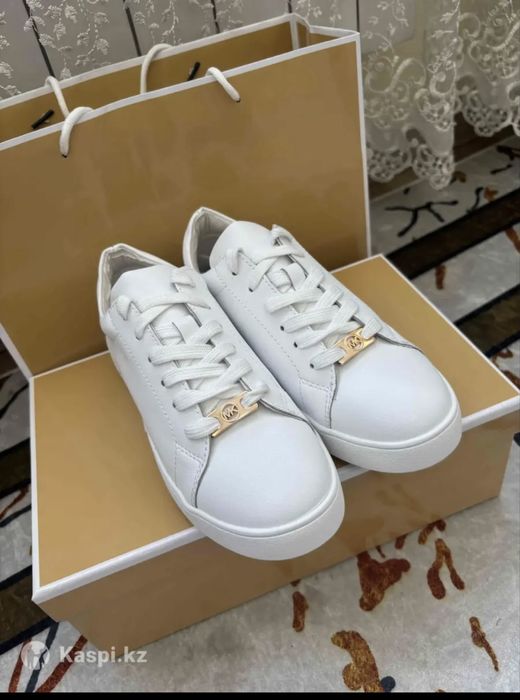 Белая кроссовка