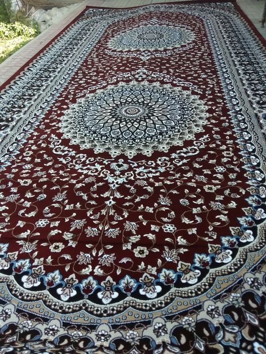 Продаю ковер для гостинной, размер 8х3,5 м.  Торг уместен