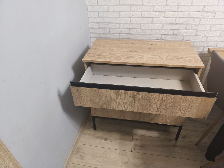 Скрин с три чекмеджета. Огледало. Нови не използвани.