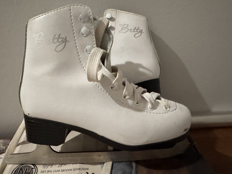 Коньки белого цвета в отличном состоянии