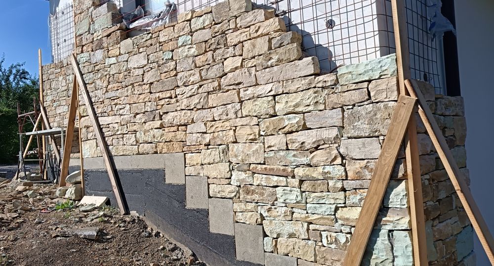 Vând piatră cioplită ideală pt fațade, garduri, beciuri, etc.