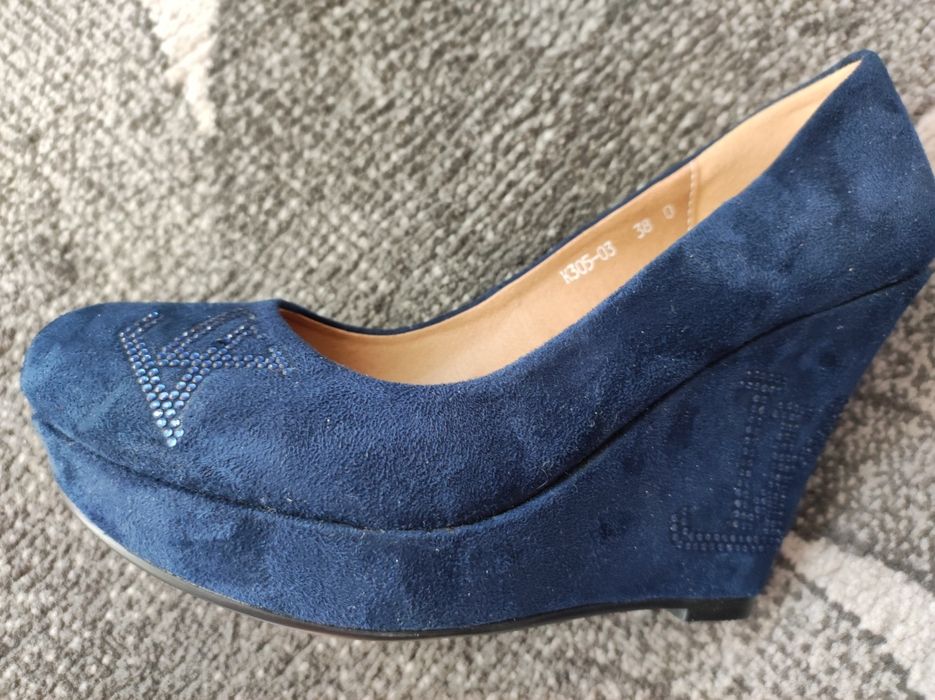 Туфли на танкетке