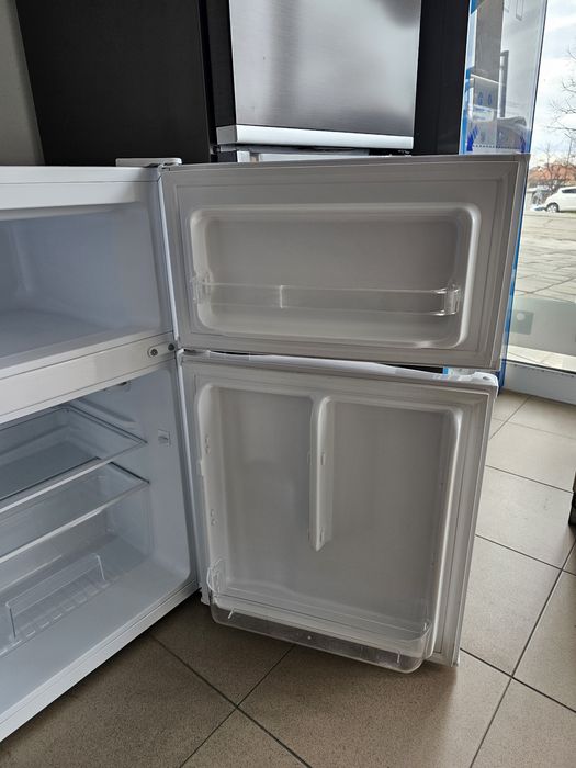 Малък хладилник с камера CHIQ