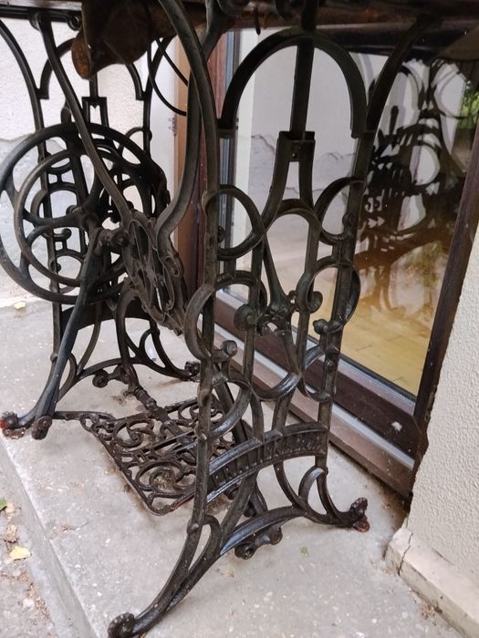 Mașina de cusut veche
