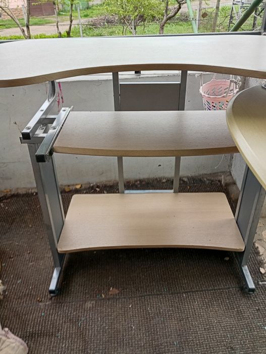 Продавам бюро с подвижен плот