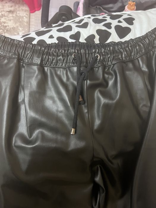 Pantaloni piele in stsre fiarte buna