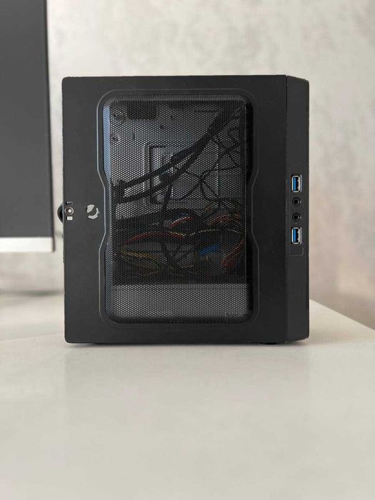 Корпус формата Mini ITX + блок питания