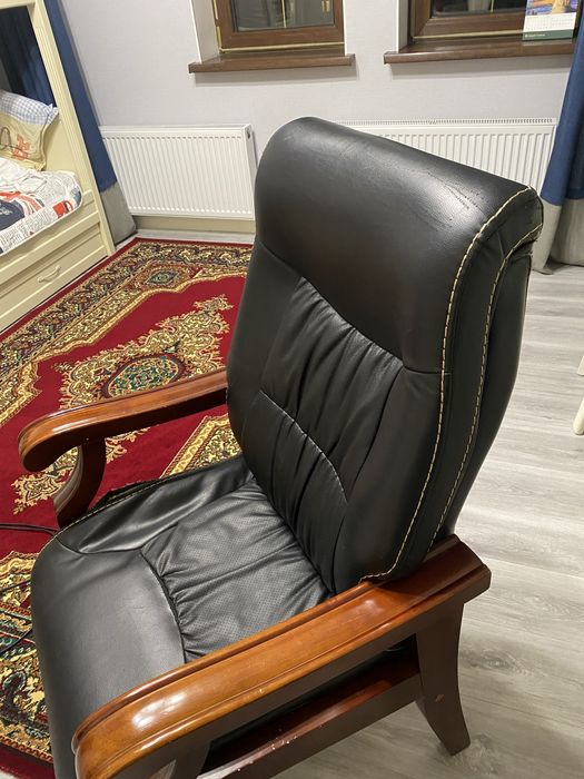 Офисное кресло руководителя