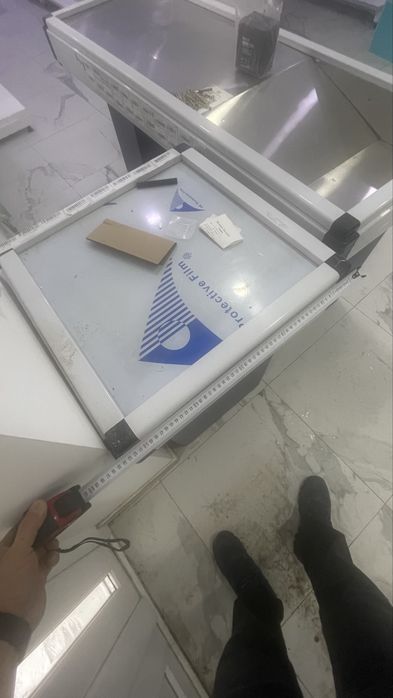 Стол для кассы.