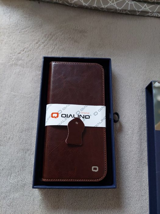 Husa iPhone 16 Pro Max, Qialino Classic din piele tip carte  Maro