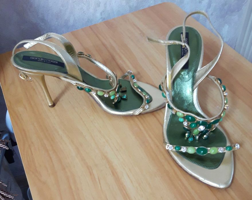 Продаются босоножки