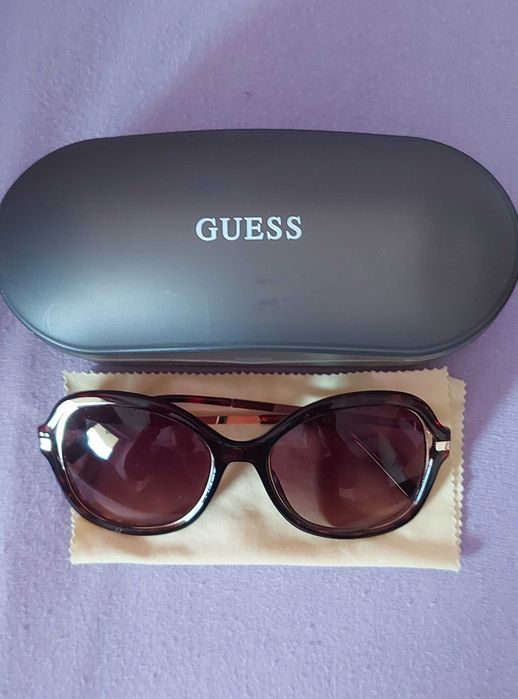Слънчеви очила Guess,  носени, без забележка.