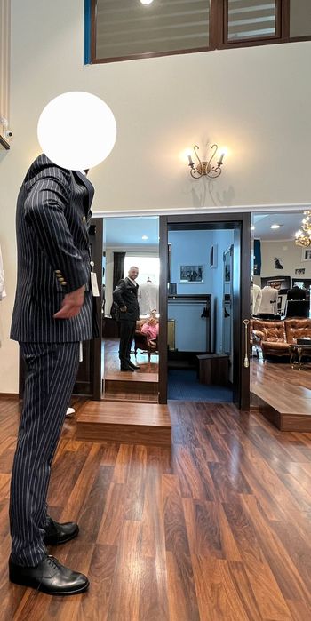 Costum la Două Rânduri de Nasturi - Bleumarin-Antracit cu Dungi Albe