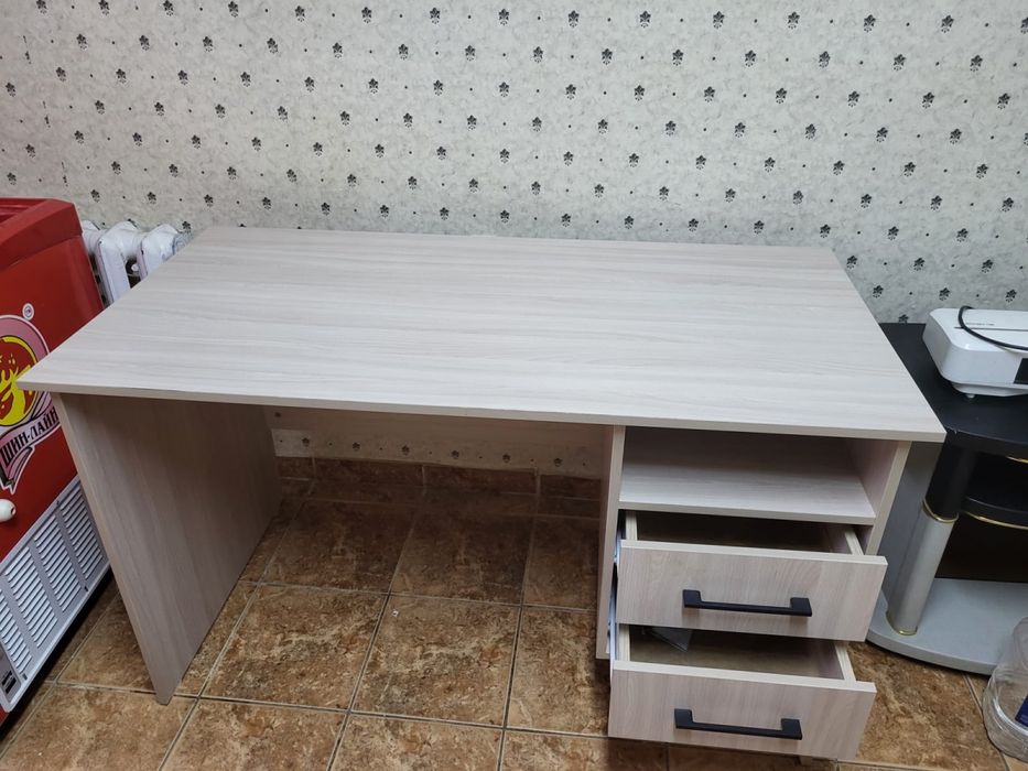 Офисный стол колданылмаган солай тур