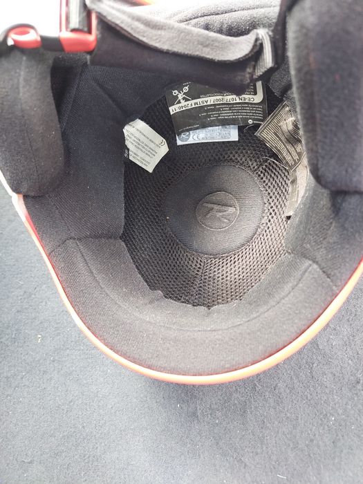 Ски Fisher, щеки Leki, каска Rossignol