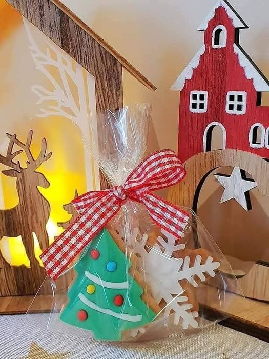 Кутии с ръчнодекорирани сладки за  Коледа