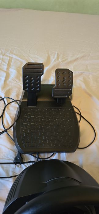 Vând volan  gaming Thrustmaster