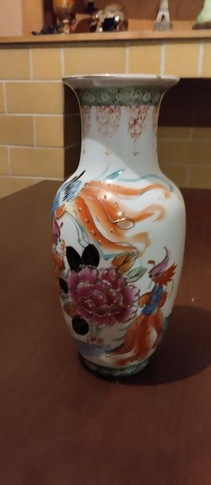 Продам фарфоровую вазу.