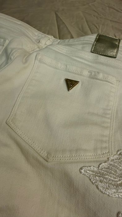 Бели дънки с бродерия Guess