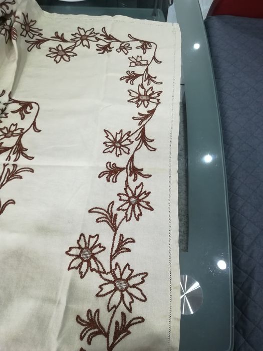 Ръчно бродирана покривка върху ленена панама 130/125см