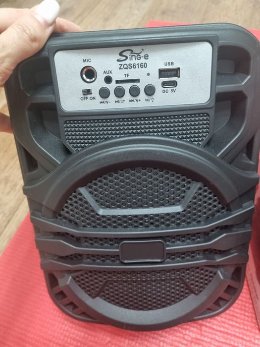 Колонка караоке с микрофоном