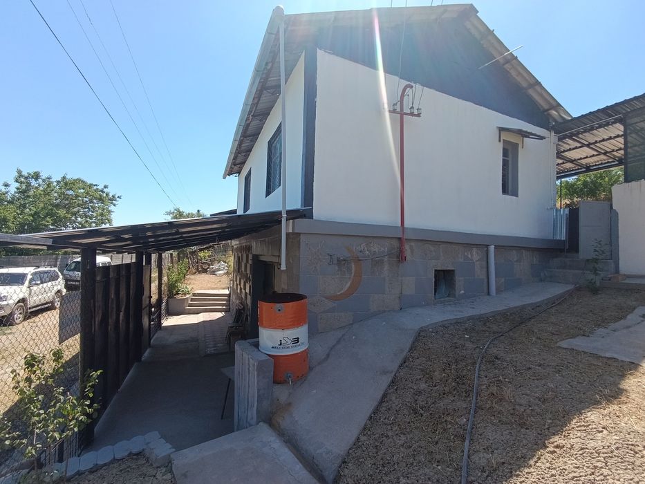 Своя дача 2-х этажная в новбахоре 4комн. душ,туалет внутри