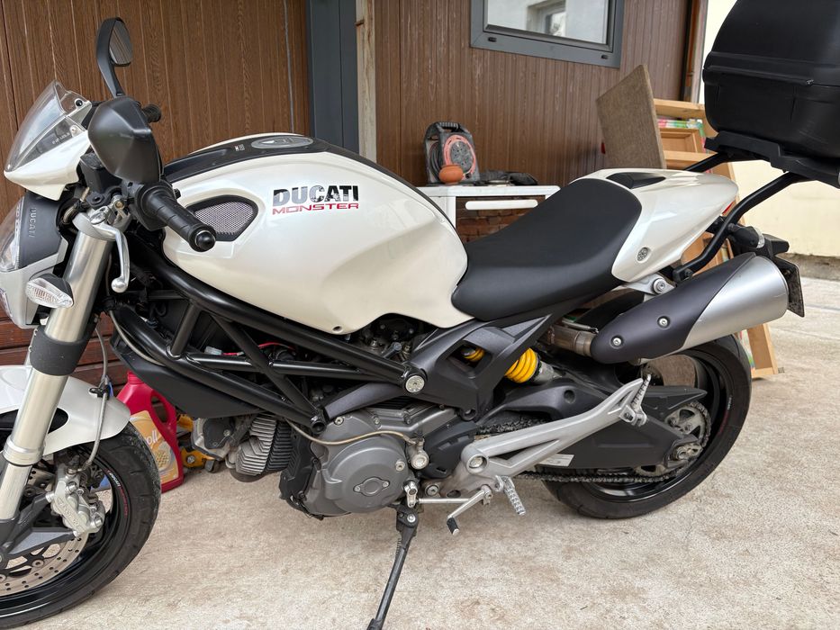 Продавам DUCATI Monster 696 ,  2009 година.  Тел: +359888370330 . Цена 3200€