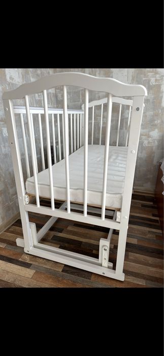 Детская кроватка с маятником