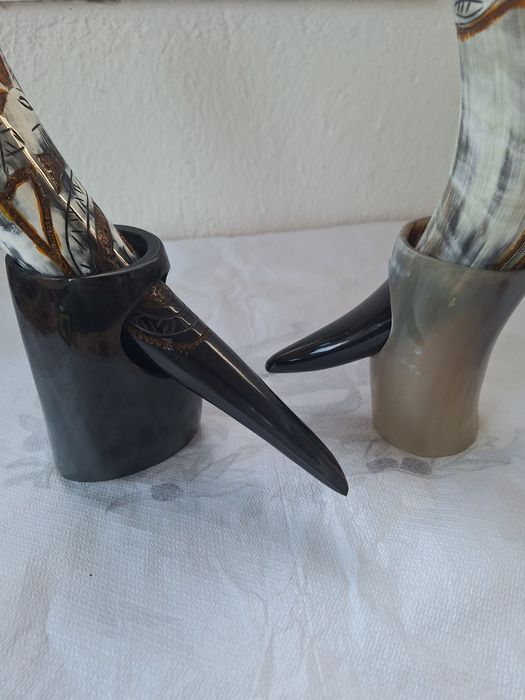 Чаша от естествен рог със цветна гравюра.