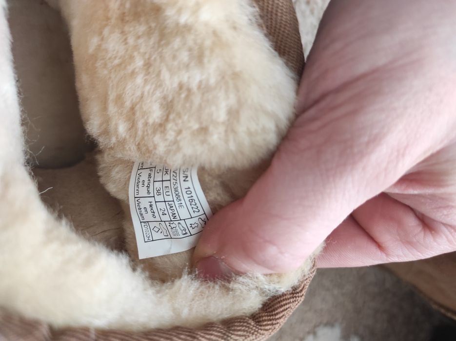 38 Vând Ugg marimea 38