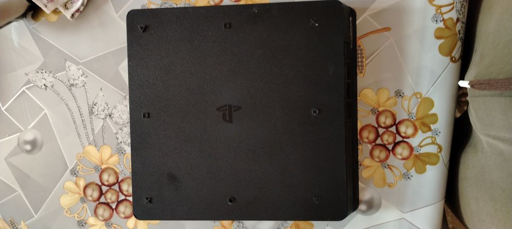 Продам SONY плейстейшн 4 слим