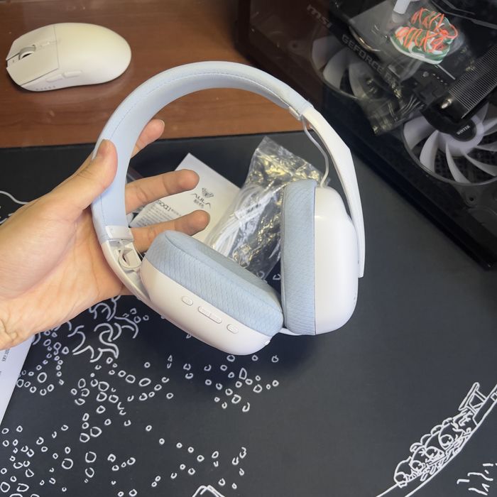 Продам наушники aula s8