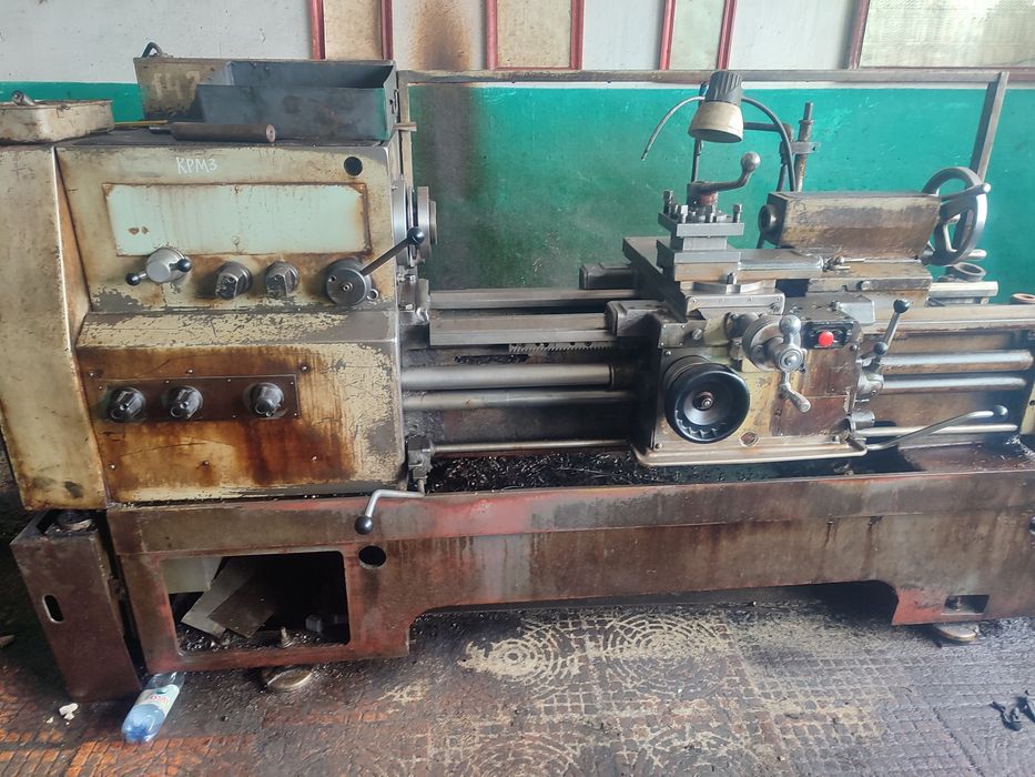 Токарный станок в рабочем состоянии