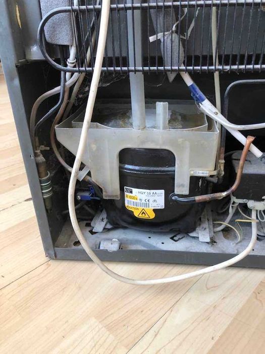 Продавам голям хладилник с фризер ELECTROLUX . Работещ идеално.