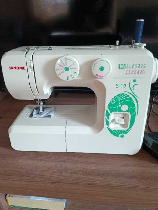 Продам швейную машинку