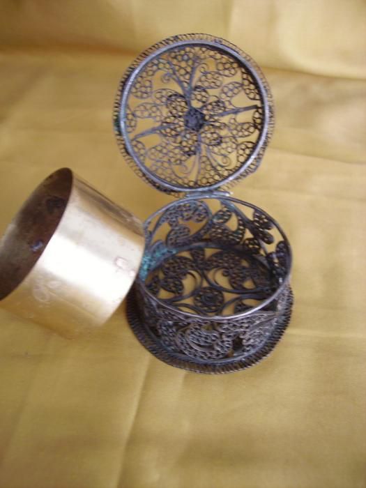 Филигранна сребърна старинна кутийка за бижута и 
 Декантер за вино