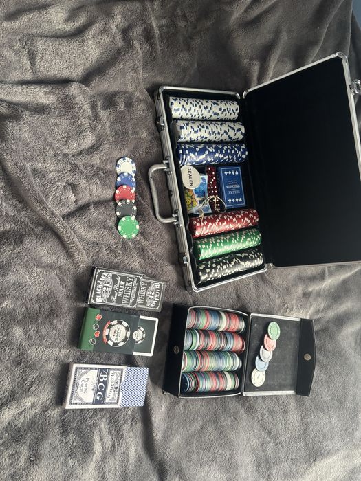Покер сет - куфарче, допълнителни чипове и карти за покер