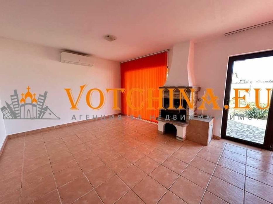 Двуетажна къща с просторен двор в село Соколово!