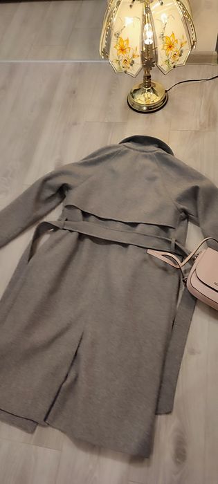 Pardesiu model deosebit petrecut si buzunare laterale, gri deschis