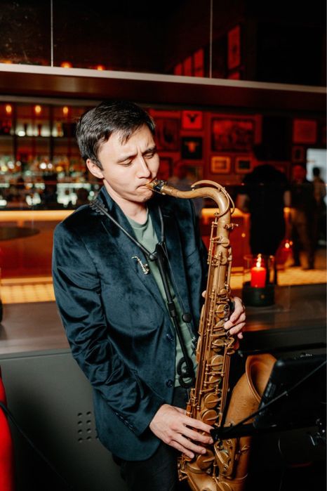 Саксофонист Азат Бек