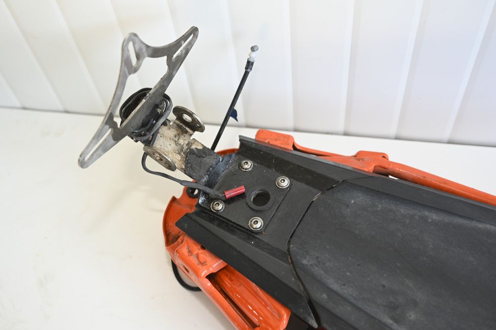 KTM DUKE 125 Cadru codita spate cu plastic baterie