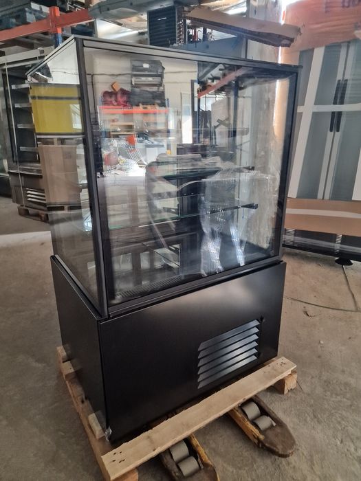 Сладкарска хладилна витрина CARINA