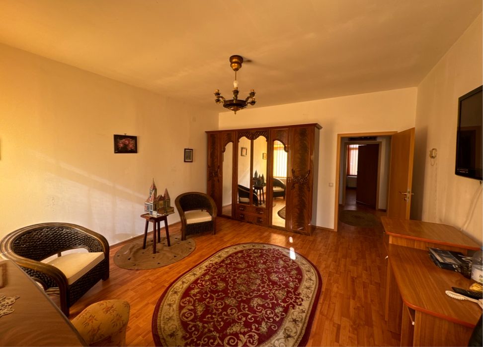 Vand urgent Apartament cu 3 camere ,doua bai,2 parcari,filigorie