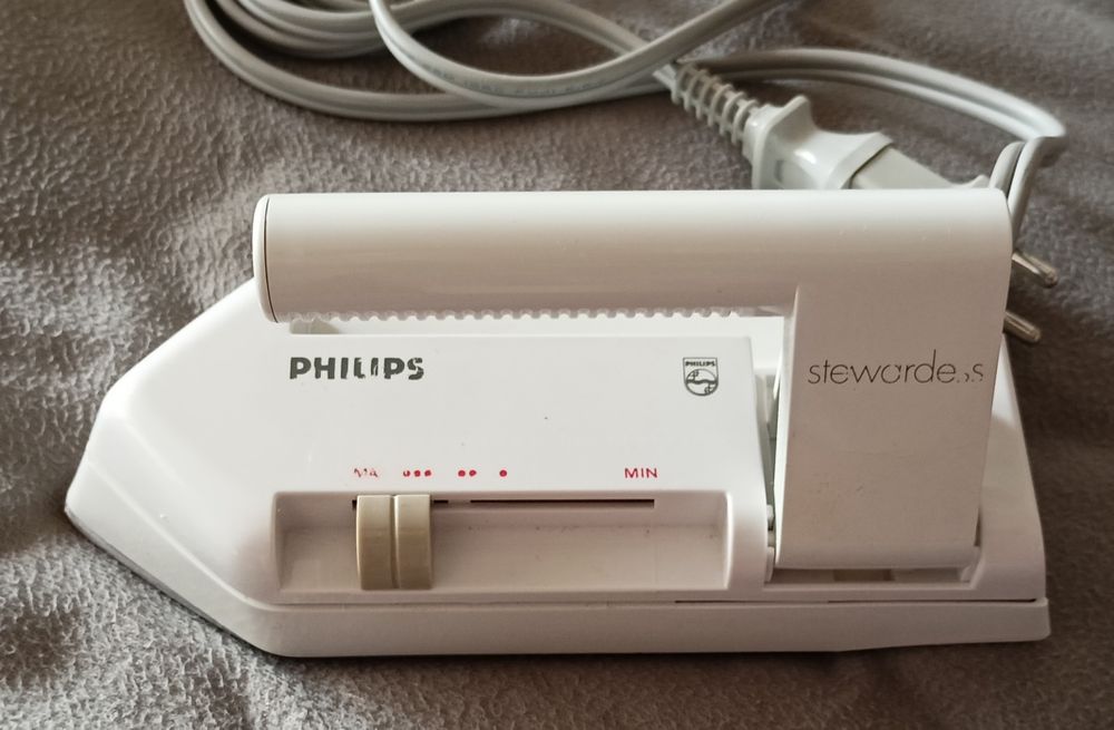 Малка сгъваема ютия philips.