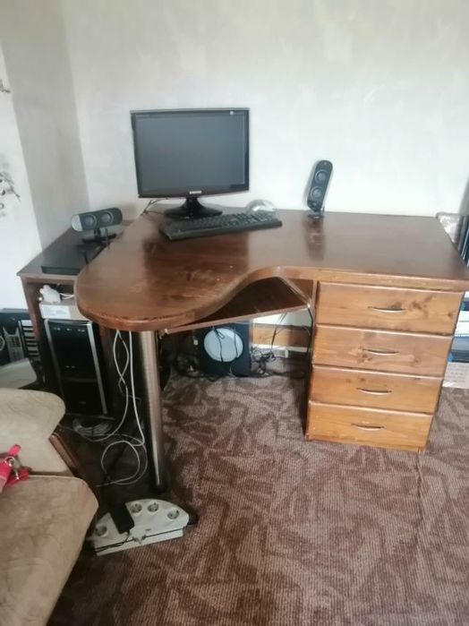 Бюро от масивно дърво с чекмеджета и място за компютър