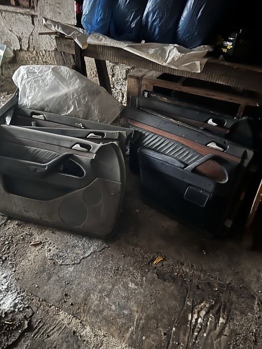 Продам 2 комплекта дверных карт на w140