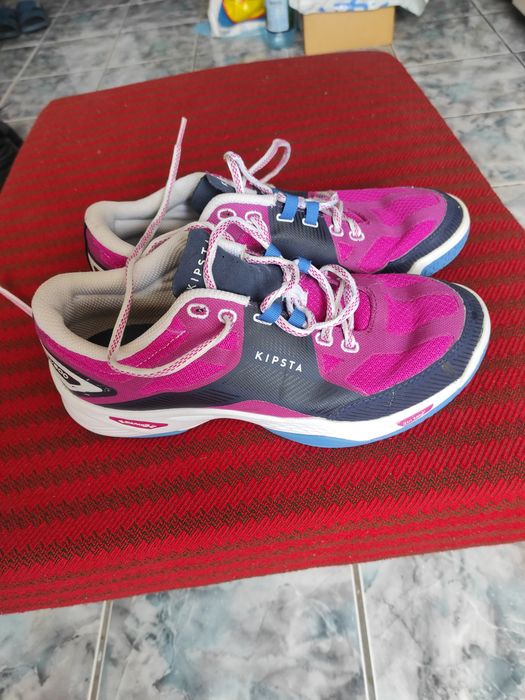 Adidași foarte comozi, ușori, rezistenți, cu talpă din spumă foarte fl