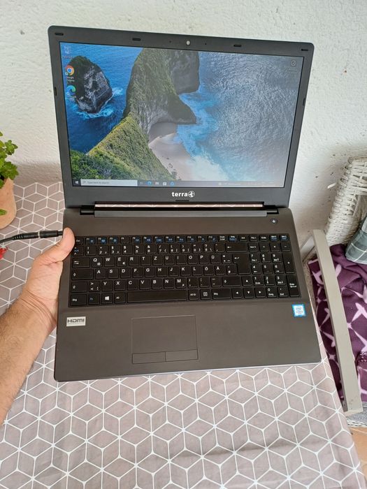 Laptop i3-6th ssd ddr4