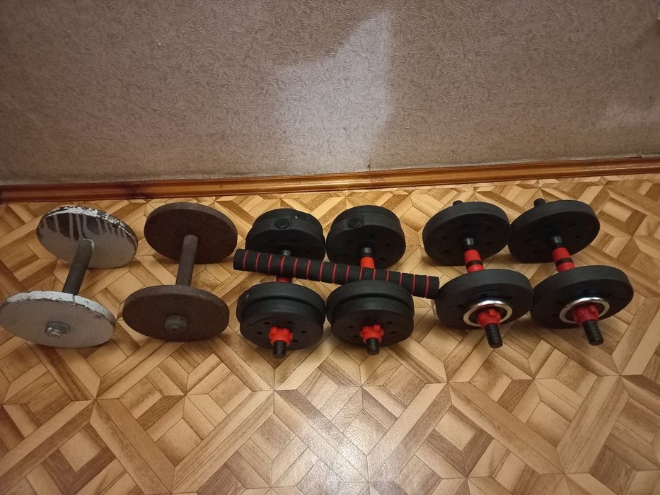 Гантели разных весов.
